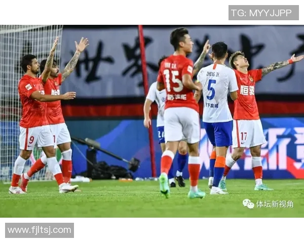 广州恒大与泰山鲁能激战正酣谁将赢得这场中超巅峰对决